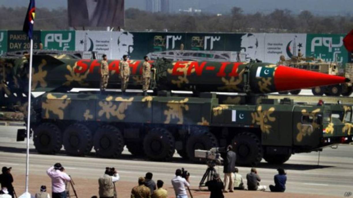 Pese al TNP, cuatro Estados se dotaron de la bomba nuclear: Pakistán, India e Israel (que nunca lo ha confirmado ni desmentido) -ninguno de ellos firmante del tratado-, y más recientemente Corea del Norte, que se retiró del acuerdo en 2003.