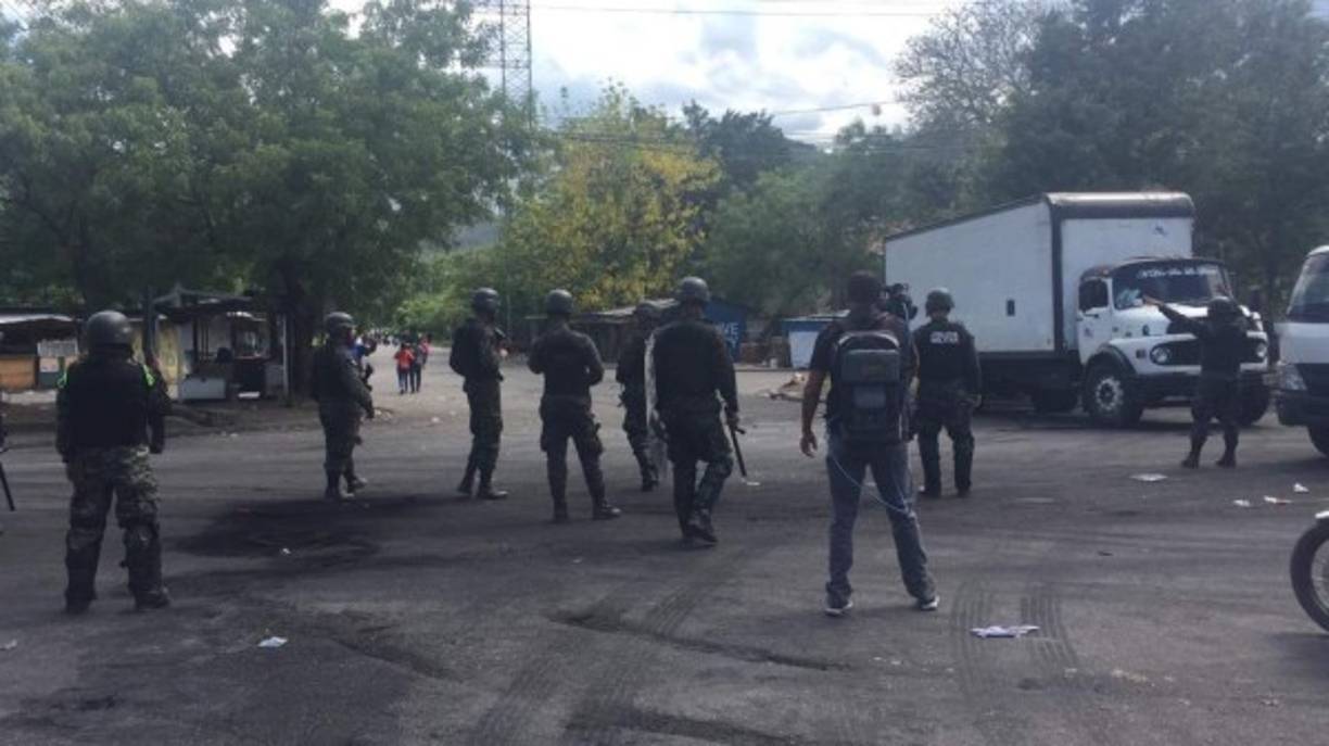 Alrededor de 3 horas tardaron los elementos policiales para desalojar a los protestantes.
