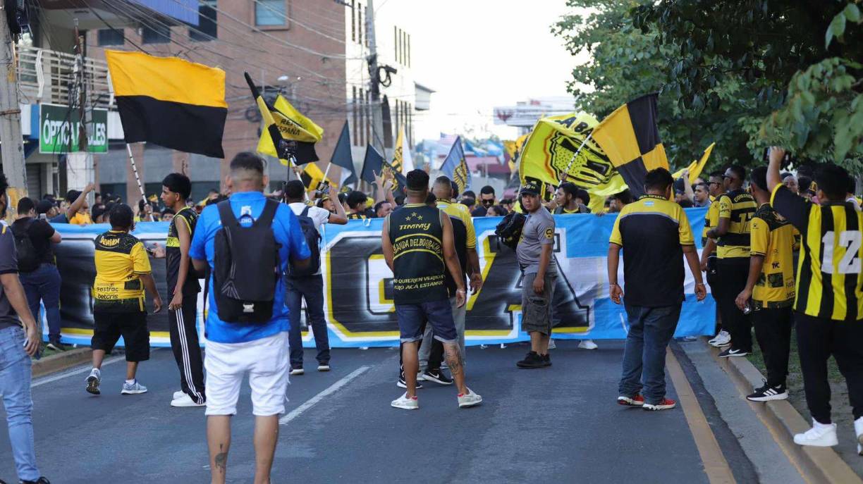 Los aficionados de la Máquina llegaron para apoyar a su equipo, actual líder de la Liga Nacional de Honduras. 