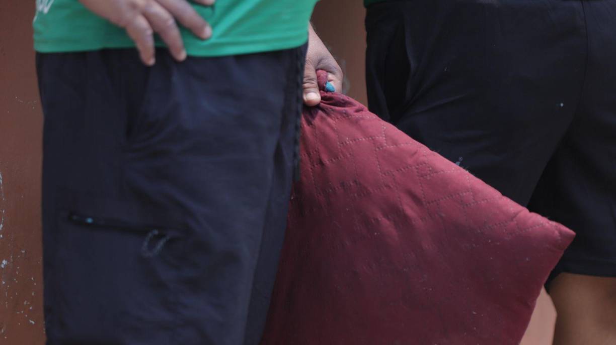 Algunos aficionados optaron por llevar sus almohadas para mayor comodidad en las graderías. 