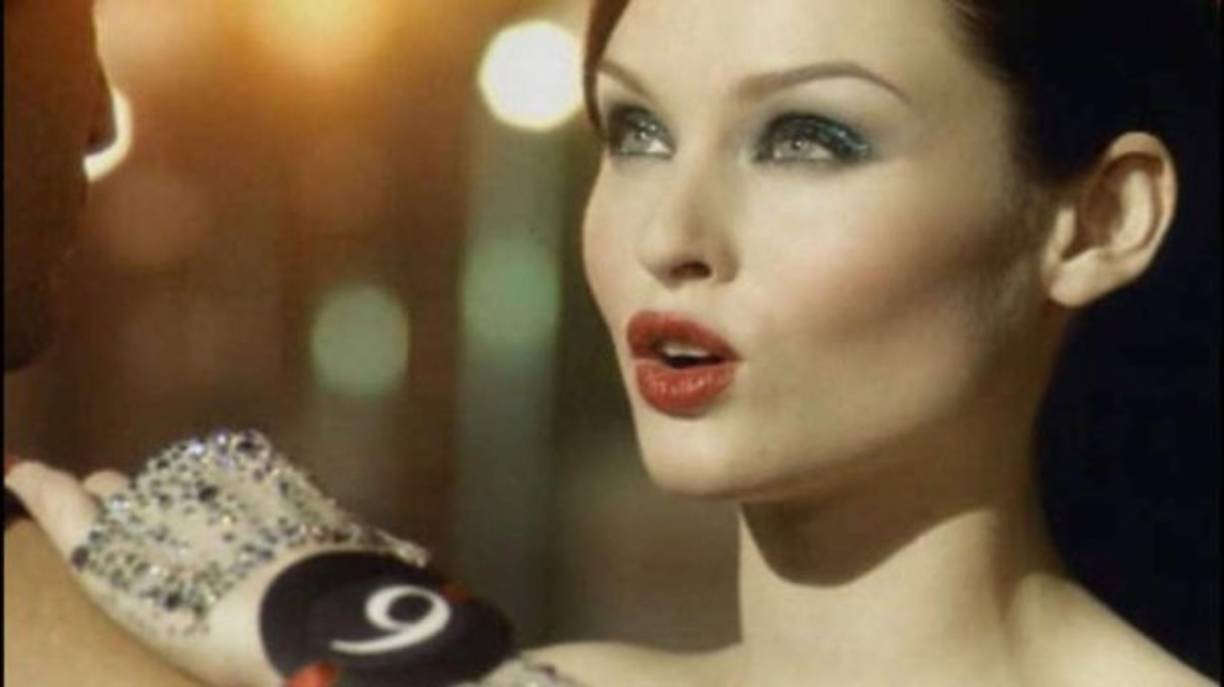 La cantante de música pop Sophie Ellis-Bextor tuvo un gran éxito, 'Murder on the Dancefloor'. En los 2000 hubo toda una ola de cantantes femeninas de la que surgió Lily Allen, Kate Nash, Norah Jones, etcétera, algunas aún se recuerdan, otras ya no. El éxito de Sophie con esta canción fue mayor al del resto, pero una vez que pasó la emoción todo se fue al olvido. En la actualidad sigue grabando música, pero no volvió a lograr un éxito arrollador.