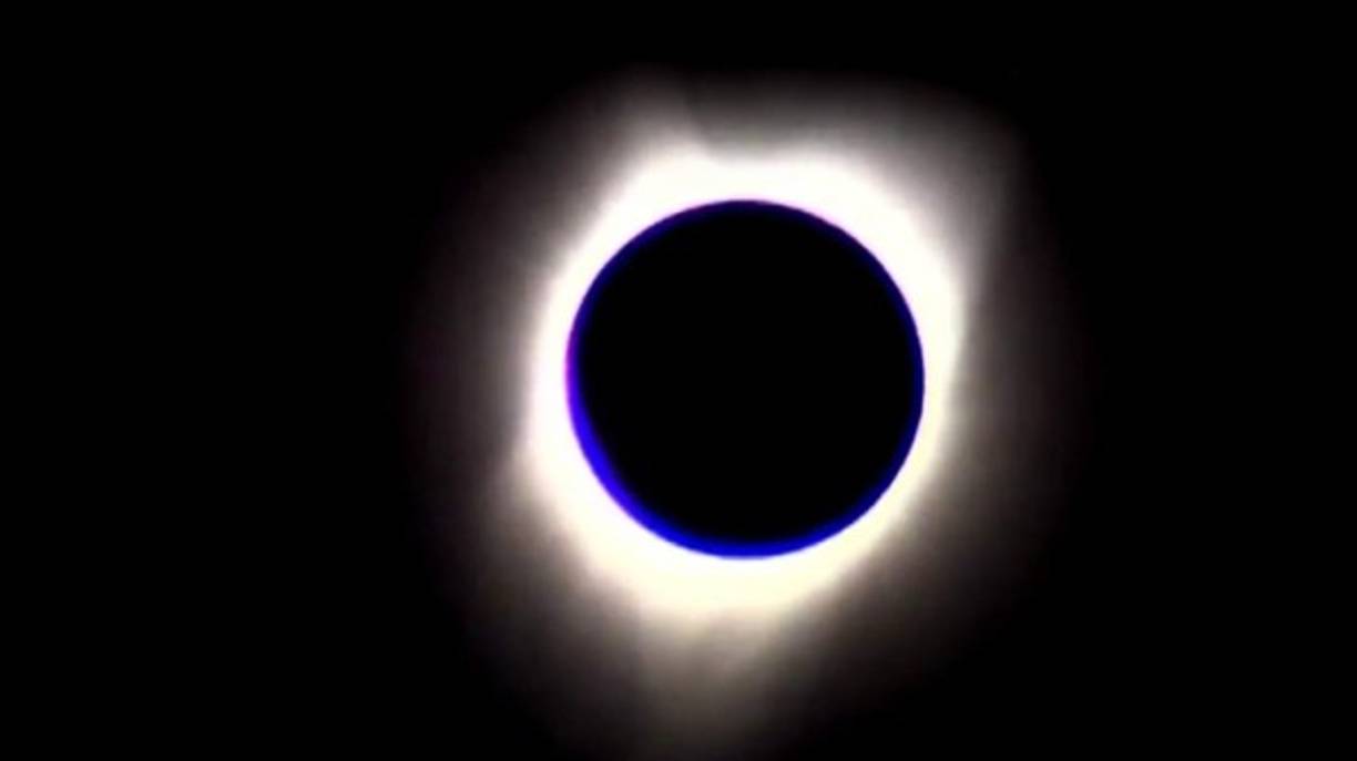 Un eclipse solar ocurre cuando la Luna se interpone entre la Tierra y el Sol, obstaculizando el paso de sus rayos. El diámetro del Sol es 400 veces mayor que el de la Luna, pero también está 400 veces más distante, por lo que desde la Tierra se percibe al Sol y la Luna del mismo tamaño.