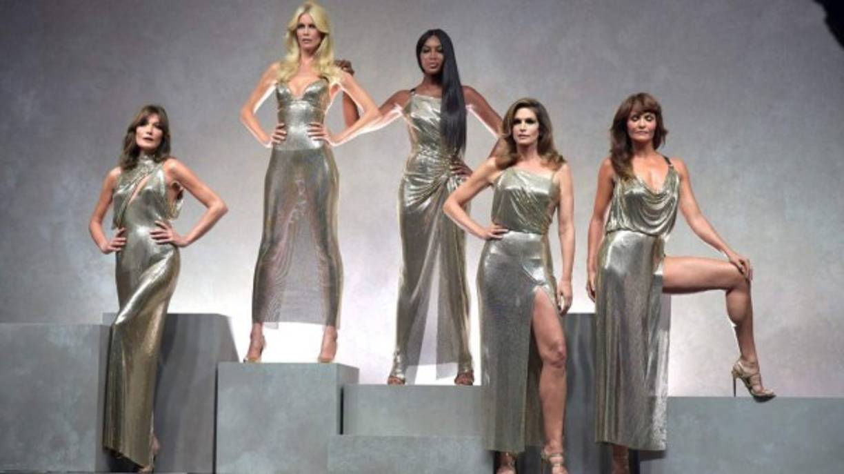 Hace apenas unas semanas realizó una aparición estelar en el desfile de Versace que conmemoraba el 20º aniversario de la muerte del diseñador, junto a las top models originales, Cindy Crawford, Claudia Shiffer y Naomi Campbell.