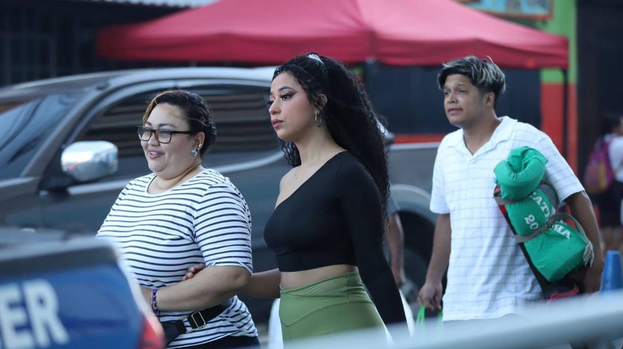 Las chicas también hicieron presencia en el recinto capitalino para mostrar su apoyo a la Bicolor.