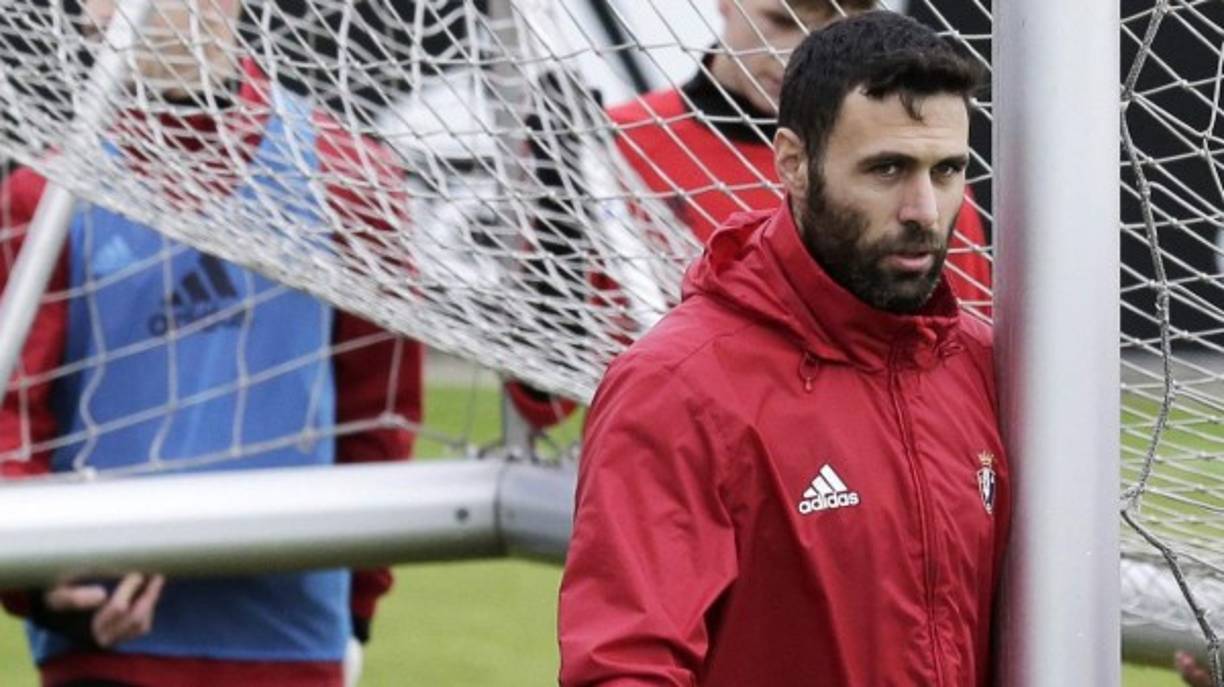 Salvatore Sirigu llegó al Osasuna con el objetivo de intentar ayudar al equipo rojillo a evitar un descenso que ya es toda una realidad a falta de cuatro jornadas para el final del campeonato liguero. Por ello, el guardameta italiano, que regresará al Sevilla tras su cesión de seis meses, ya prepara su regreso a la Serie A. Según ha podido saber Calciomercato, Lazio, Torino y Nápoles están interesados en hacerse con los servicios de un Sirigu que no entra en los planes de Jorge Sampaoli, con lo que solo la marcha del técnico argentino del Sevilla podría provocar un cambio de opinión en el meta, si este recibe la confianza del nuevo técnico, algo complicado dado el nivel que ha mostrado de manera regular Sergio Rico.