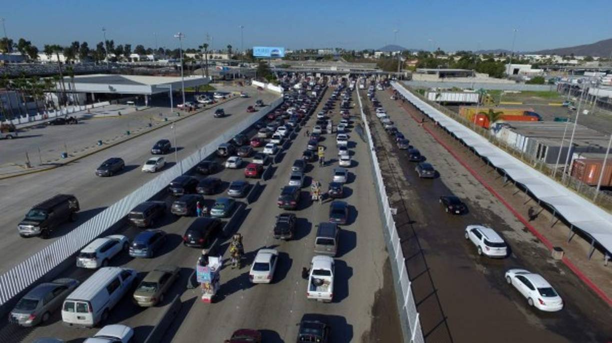 El muro costará entre 12,000 y 15,000 millones de dólares, según el republicano Paul Ryan, líder de la mayoría en la Cámara de Representantes. Trump aseguró que México lo pagará en su totalidad, a través de un impuesto del 20% a las importaciones del vecino país.