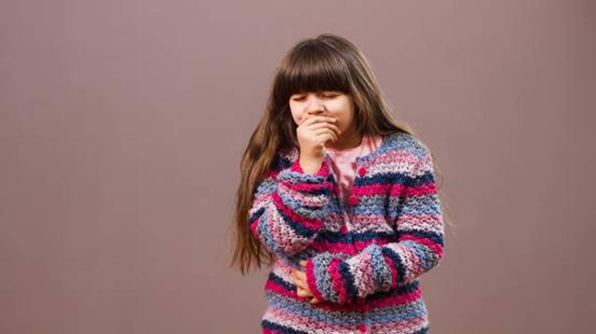 Encopresis, o ensuciar el pijama o la ropa interior, es un síntoma de estreñimiento. El Dr. Patrick Reeves y la Dra. Christine Wassdorp Hurtado afirmaron en un artículo reciente de la Academia Americana de Pediatría (American Academy of Pediatrics, AAP), que “cuando las heces se desbordan como diarrea debido al estreñimiento, lo llamamos encopresis. La encopresis puede ser muy alarmante para los niños y los padres, porque puede parecer diarrea provocada por una infección. Pero en realidad se trata del cuerpo del niño, que intenta evacuar una gran cantidad de heces”. Las fisuras anales son otro síntoma de estreñimiento. Esto ocurre cuando la piel alrededor del recto y del ano tiene pequeños desgarros provocados por la evacuación de heces duras. Puede provocar un sangrado mínimo, que se nota en el papel de baño después de limpiarse.