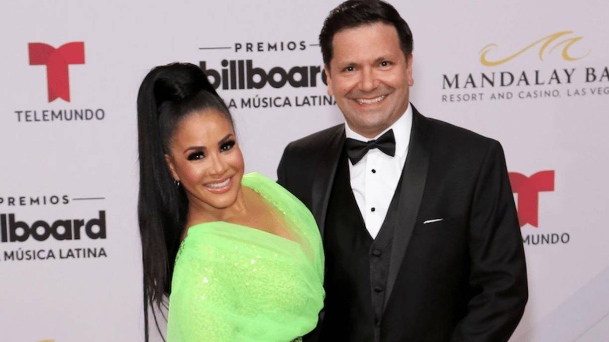 Sandoval explicó que Hernández había expresado su descontento por la exposición que ella le daba a la vida privada de ambos y afirmó que tienen problemas económicos generados debido a que él como CEO estaba descuidando la empresa que ella creó.