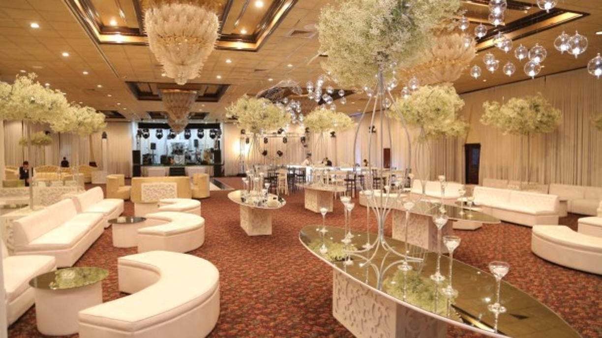 El salón más amplio se transformó con un montaje etéreo con enormes nubes de “baby’s breath”, salas audaces y un glamur sutil que conquistó como la gran sorpresa después del banquete.
