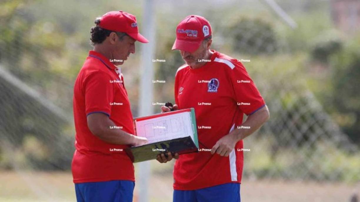 Pedro Troglio junto a su asistente se vieron concentrados en el entreno de este martes. El cuadro albo debuta ante el Honduras Progreso.