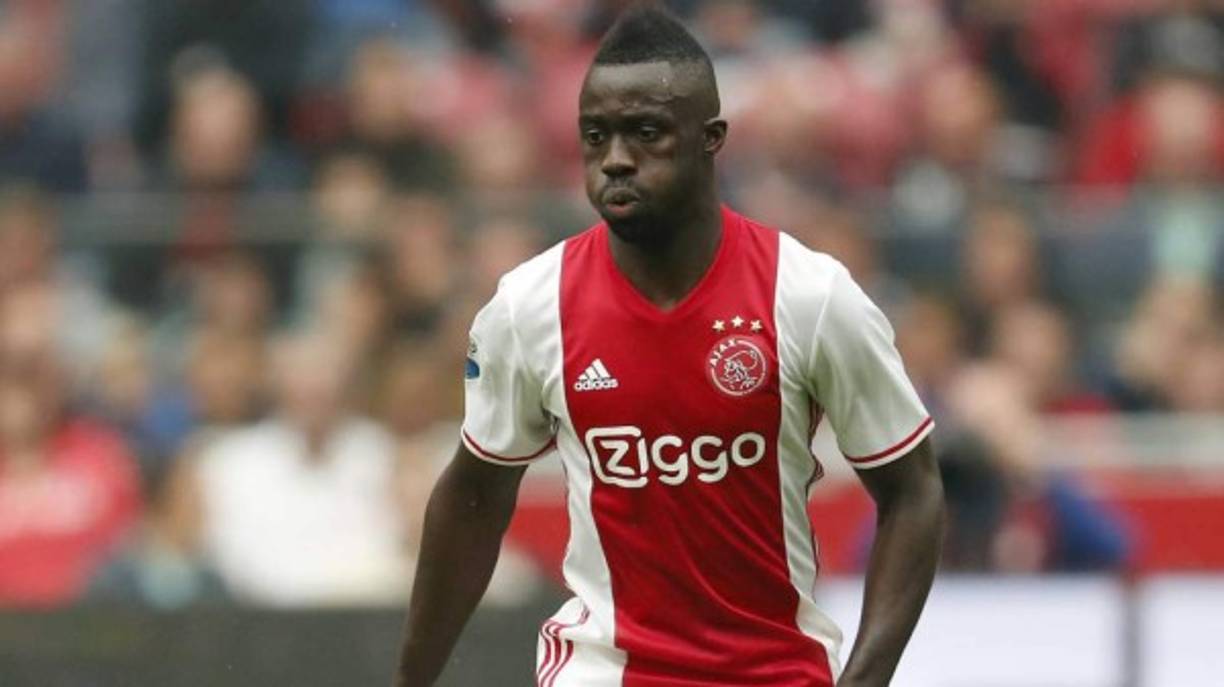 Davinson Sánchez, central colombiano del Ajax, de 20 años, está siendo vigilado muy de cerca por los ojeadores del Chelsea, según informa el 'Mirror'. Los 'blues' se unen al Barcelona en la lista de equipos que quieren hacerse con sus servicios. El jugador tiene contrato con los Ajacieden hasta 2021.