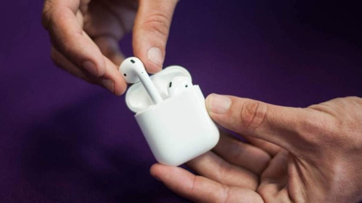 Por otra parte, se agregó el soporte para los nuevos AirPods presentados la semana anterior. Los compradores comenzarán a recibir los auriculares en la presente semana, por lo que será necesario actualizar si desean usarlos.