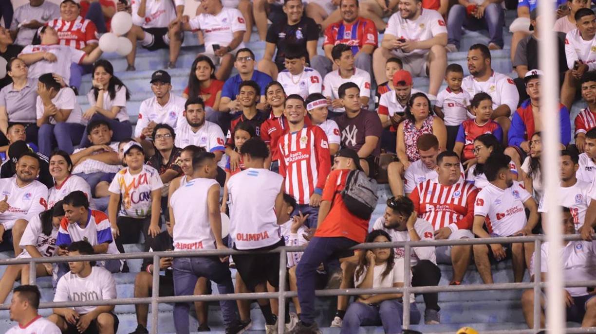 Hubo ambiente de paz en el Clásico del fútbol hondureño. La afición del Olimpia estuvo presente en el Olímpico sin problemas.