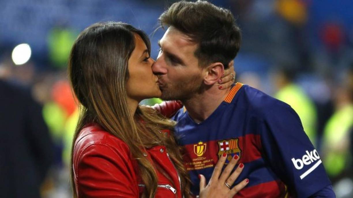 Beso y amor después de un partido. En una de las pocas entrevistas que dio, Messi dijo: “a ella no le gusta mucho el fútbol. No me presta atención cuando vuelvo a casa y le digo que hice dos goles o logré un hat-trick”.