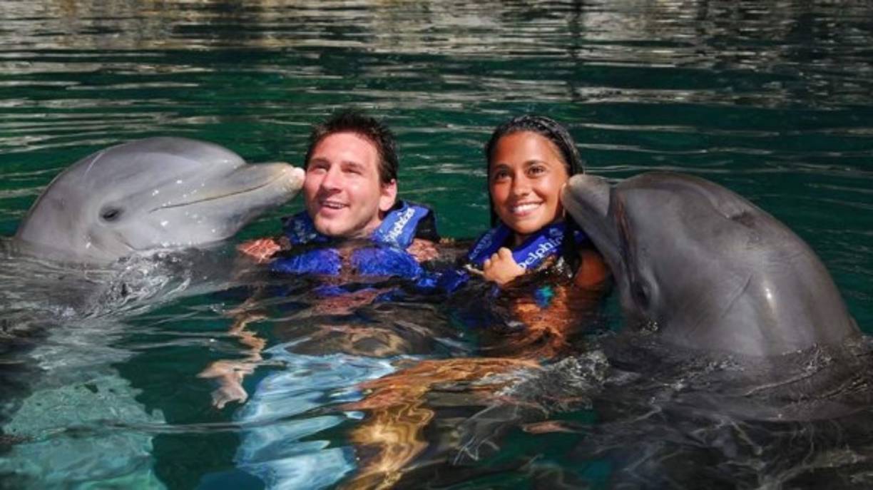Después del Mundial de Sudáfrica en 2010, Antonella se fue a vivir a Barcelona con Messi. Finalizado el campeonato viajaron a Cancún, México, donde descansaron y se permitieron nadar con delfines en la Riviera Maya.