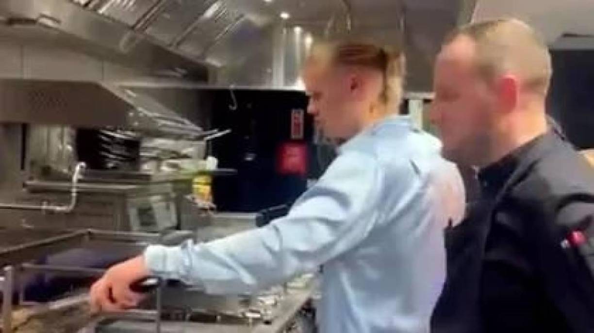 Haaland sorprendió al cocinarle a sus compañeros del Manchester City.