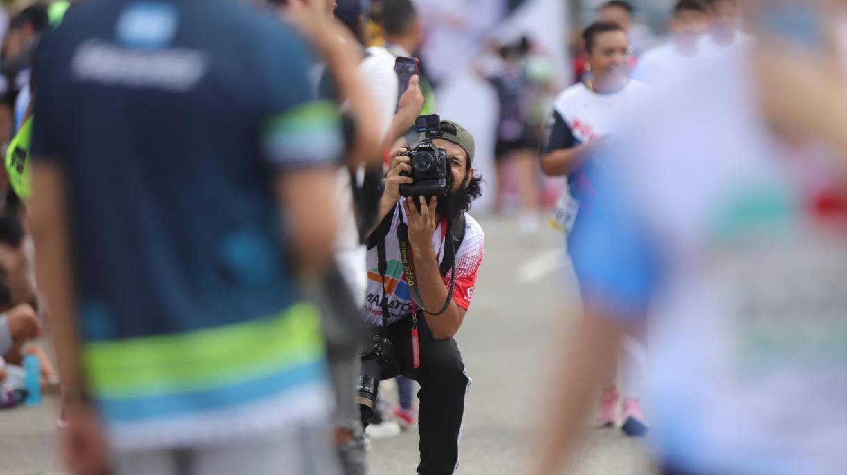 El reportero gráfico de Grupo OPSA, Héctor Edú, fue captado haciendo su labor desde la madrugada de este domingo.