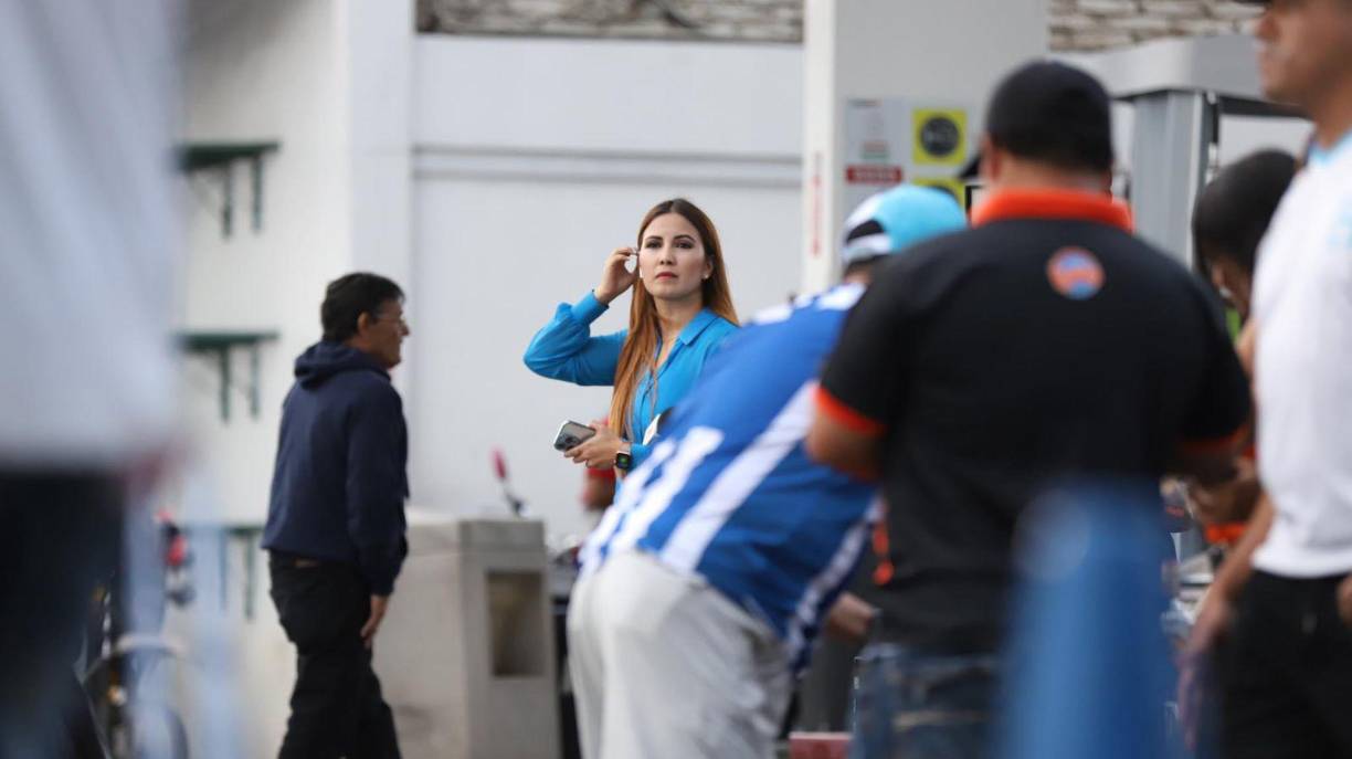 Asimismo, Jenny Fernández de DIEZ TV cautivo con su presencia en el coloso capitalino.