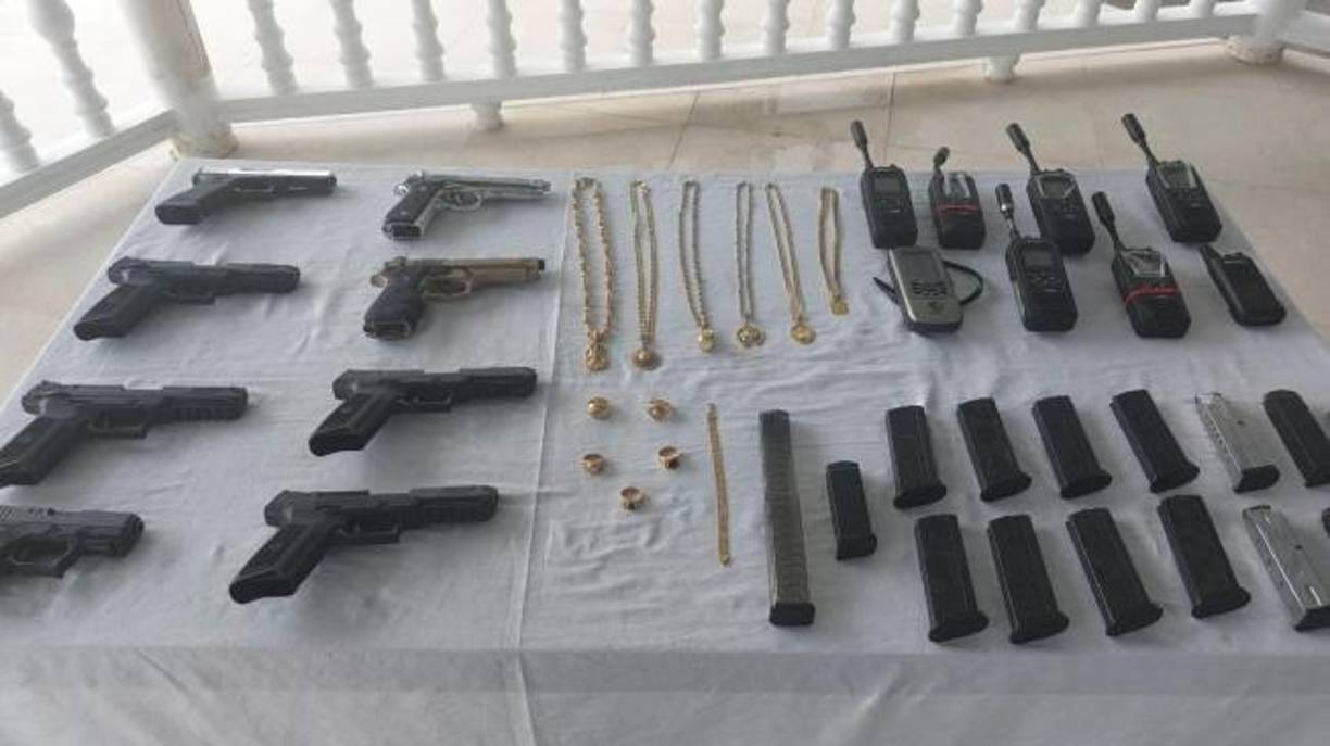 “Toño”, asociado al temido Tren de Aragua y señalado como el principal proveedor de armas y explosivos de esta organización criminal, estaba construyendo lo que podría denominarse como su propia versión de la Hacienda Nápoles. Este complejo, en Paratebueno, presentaba notables paralelos con la propiedad icónica de Escobar, desde su diseño hasta su función recreativa.