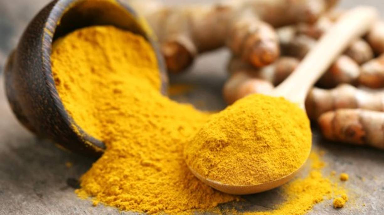 Cúrcuma<br/>Algunos estudios también indican que puede eliminar las piedras de la vesícula biliar, y el drenaje del hígado. La cúrcuma es un remedio eficaz para las digestiones pesadas y de las grasas. Se recomienda tomar cúrcuma en personas con ictericia, cirrosis, enfermedades hepáticas, y trastornos de la vesícula biliar.<br/>Al mismo tiempo, se aconseja evitar el consumo en las mujeres embarazadas y en aquellas personas que tengan problemas con la vesícula biliar. En este último caso, si se tienen cálculos biliares o piedras, consumirla puede derivar o producir un cólico en el usuario.