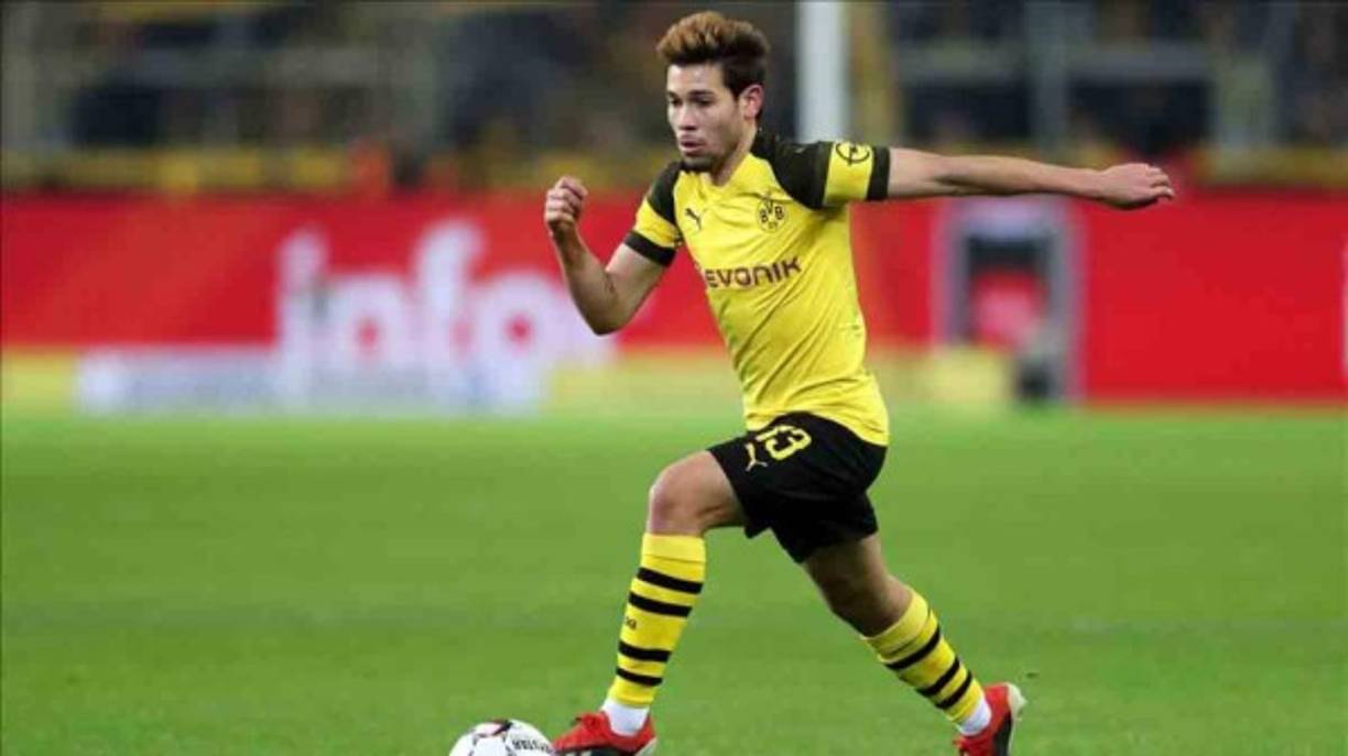 El internacional portugués Raphaël Guerreiro ha contestado a través de twitter para negar un rumor que lo situaba en conversaciones con el PSG.