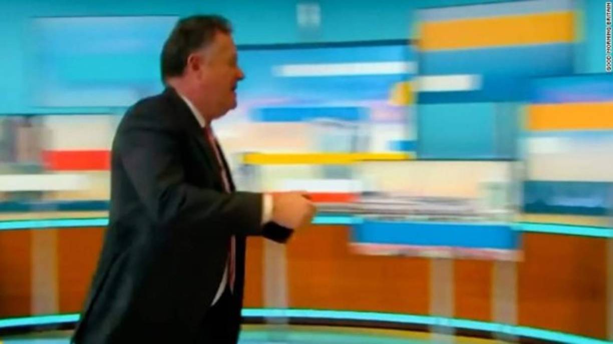 'Está bien, he terminado con esto, lo siento, no, no puedo hacer esto', gritó mientras abandonaba el set. Beresford calificó su comportamiento de patético y diabólico, mientras que la copresentadora Susanna Reid se vio obligada a enviar al programa a un corte comercial.