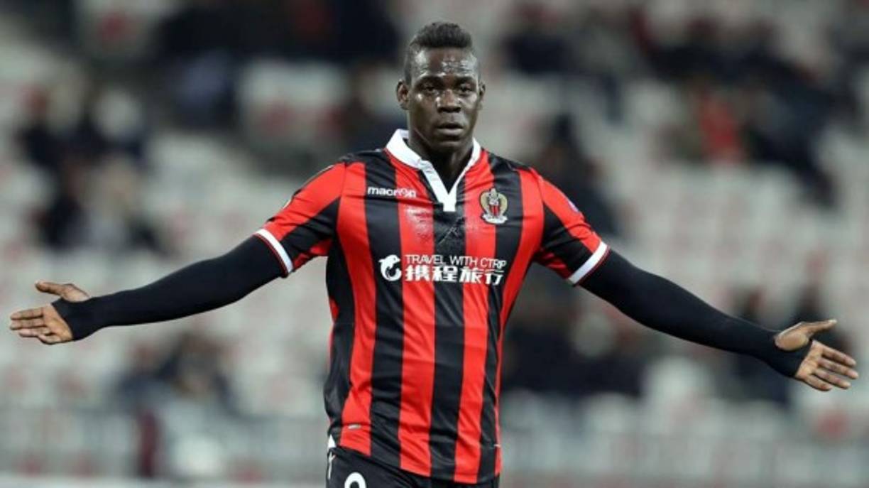La Gazzetta dello Sport publica en su portada de este viernes una información en la que se pregunta por la vuelta de Mario Balotelli a Italia. El delantero ha renacido en el Niza y está recuperando su mejor nivel. Además acaba contrato a final de temporada y, de acuerdo con esta información, él vería con buenos ojos una vuelta a su país.
