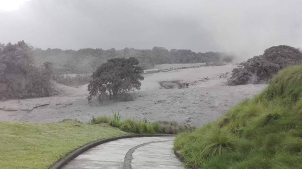 El campo de golf quedó sepultado bajo las cenizas del volcán de Fuego.