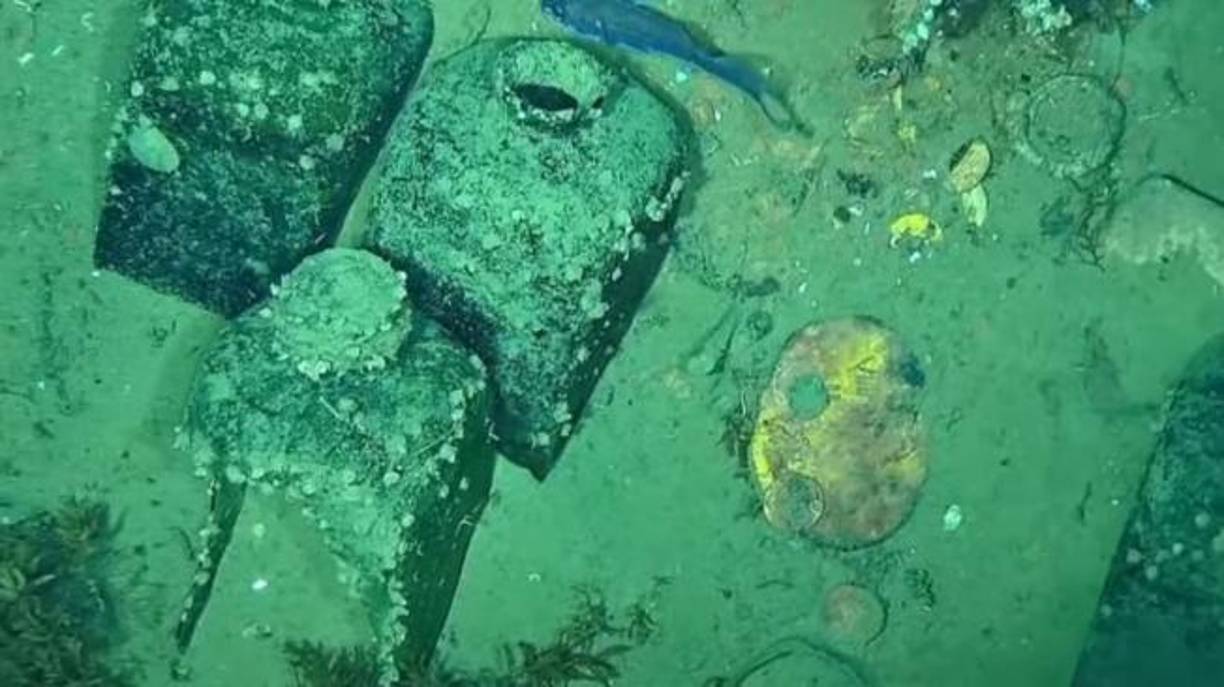 A medio enterrar sobresalen decenas de piezas de una vajilla casi intacta, decorada con arabescos y que los antropólogos investigan si provenía de Asia.