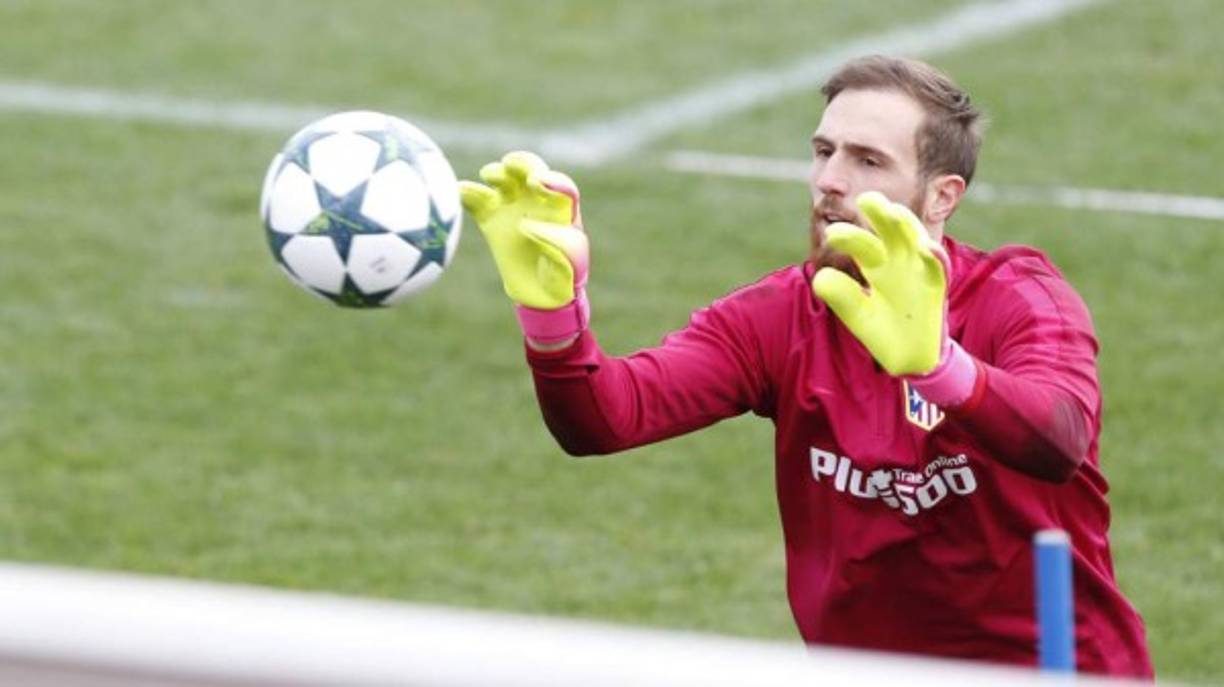 El portero esloveno Jan Oblak descarta una salida del Atlético de Madrid este verano, pero deja la puerta abierta para la próxima temporada. 'Soy jugador del Atlético y lo seré hasta el final de la temporada. Después no lo sé, ya veremos. Nunca se sabe, a veces las cosas cambian de un día para otro. Ahora sólo hablo del Atlético, donde estoy feliz. Ya he dicho que me quedaré al menos una temporada más. Espero que tengamos una buena campaña', dijo.