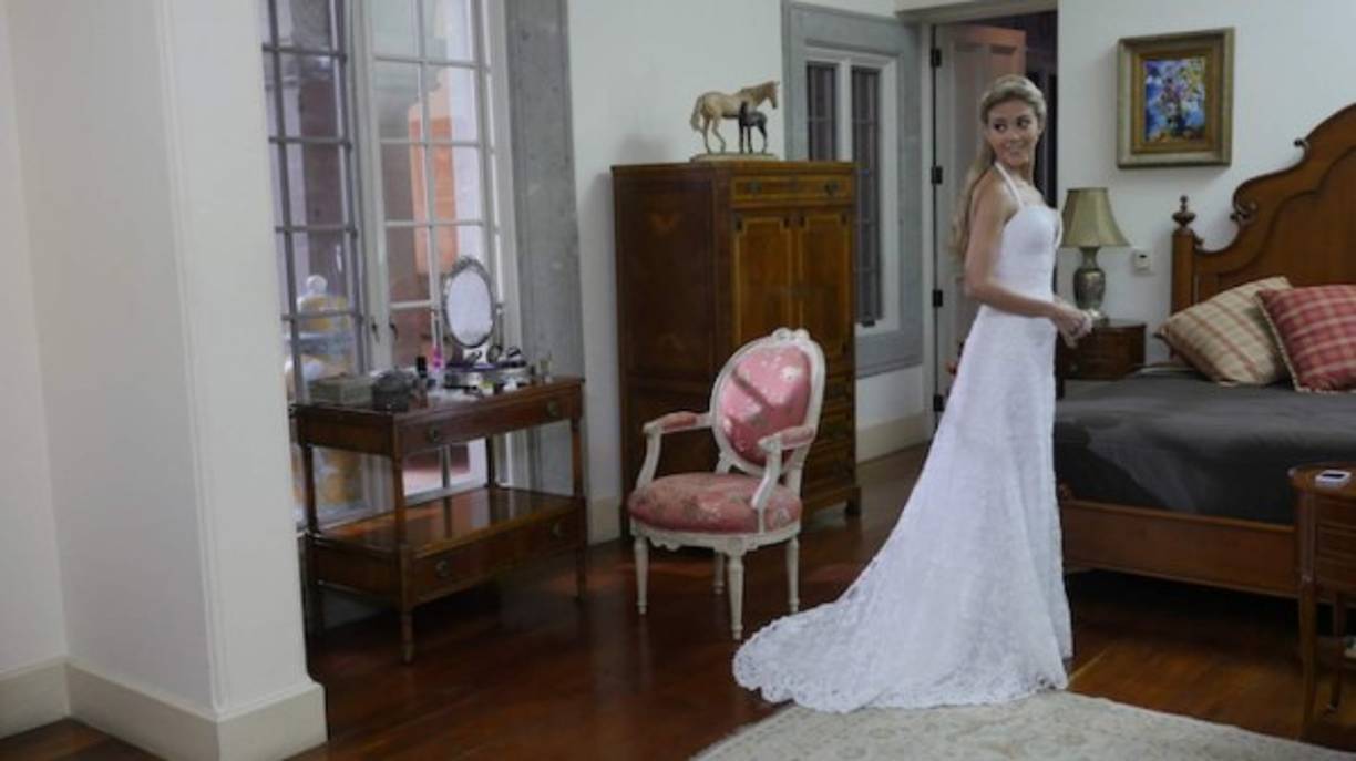 Mientras tanto Mónica prepara los últimos detalles para su boda.