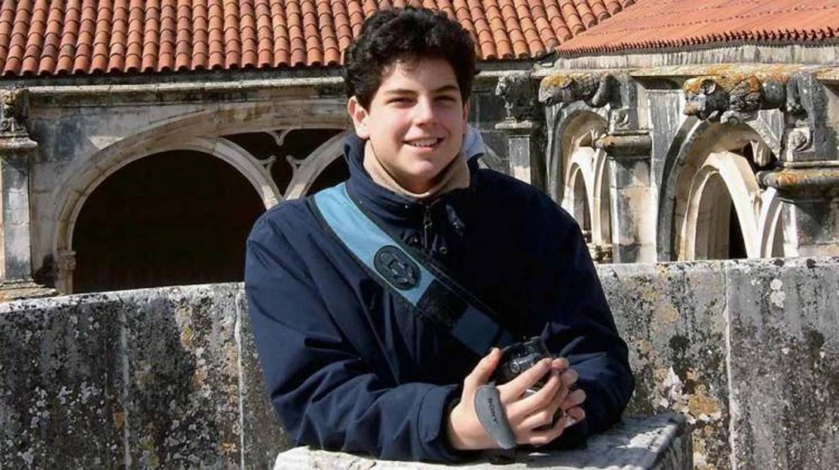 El joven italiano Carlo Acutis, fallecido a los 15 años en 2006 y conocido por difundir su fe y ayudar a los demás a través de internet, será canonizado durante el Jubileo de los adolescentes que se celebrará del 24 al 28 de abril, anunció el papa Francisco durante la audiencia general del miércoles.