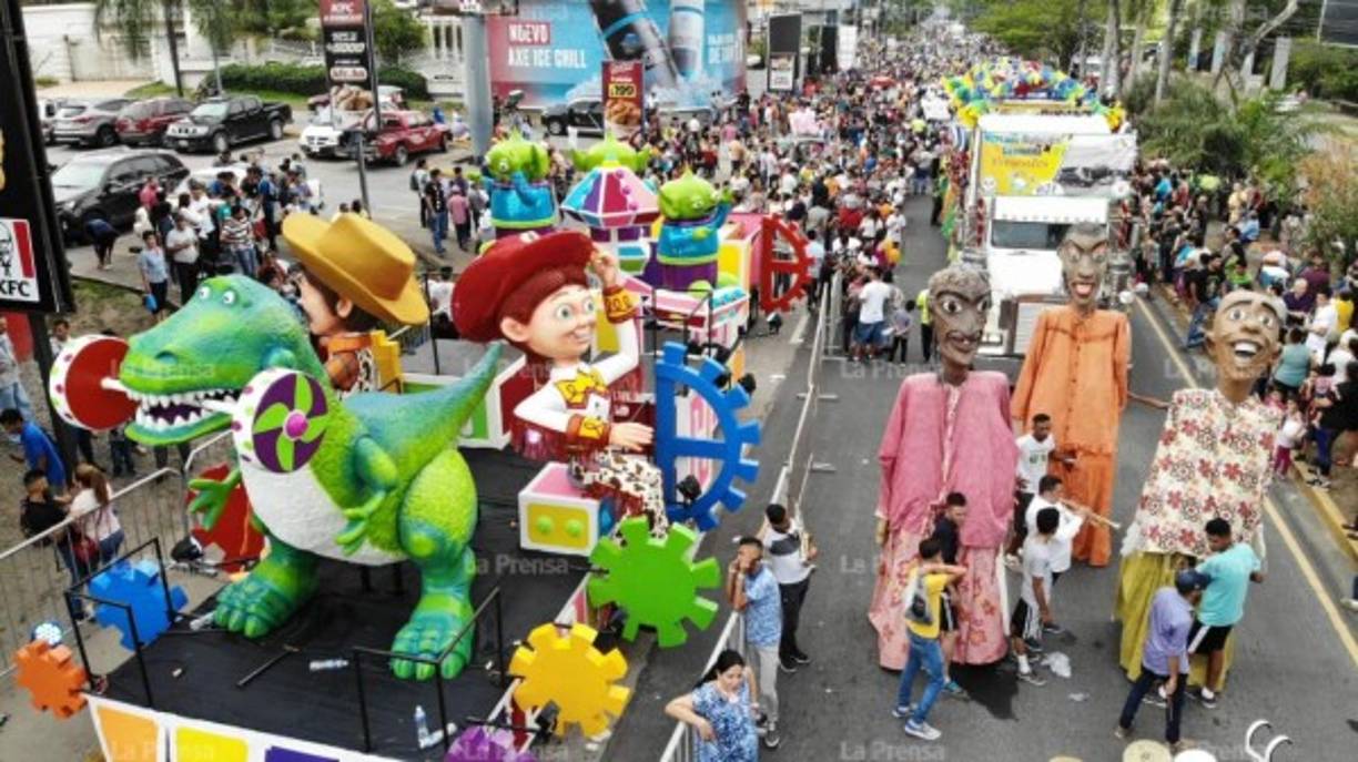 En total el desfile contará con 17 carrozas que llevan colorido y música durante el recorrido, las que van acompañadas de cinco comparsas.