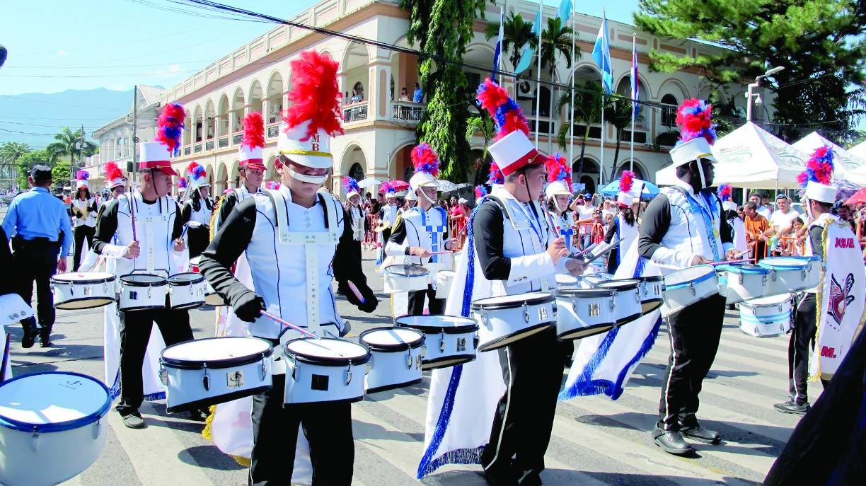 .Las tradicionales marchas del 15 de septiembre se desarrollaron a nivel nacional sin mayores incidencias. En La Ceiba, los desfiles iniciaron en el parque Las Banderas y recorrió diez cuadras de la avenida San Isidro hasta llegar al estrado principal, ubicado en la plaza central Francisco Morazán, en donde se encontraban las autoridades civiles y militares.