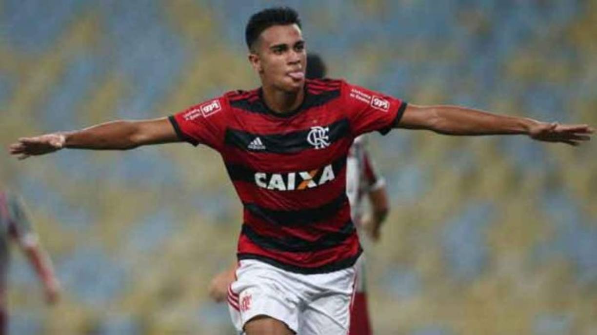 Reiner Carvalho: Según una información de SporTV, el Real Madrid se ha fijado en el joven futbolista brasileño de 17 años de edad que milita en el Flamengo. El portal señala que en el club blanco han contactado con personas cercanas al jugador para tantearlo y conocer mejor su situación.