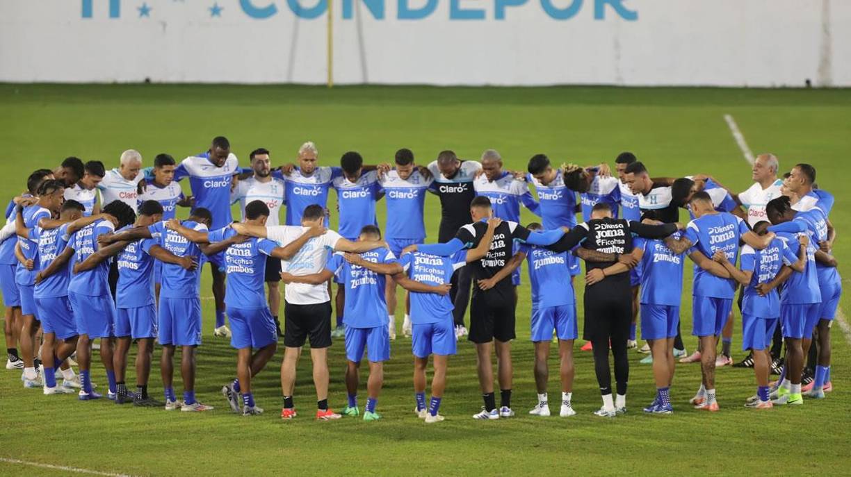 Jugadores y cuerpo técnico de la Selección de Honduras realizaron una oración antes de empezar la práctica en el estadio Morazán.