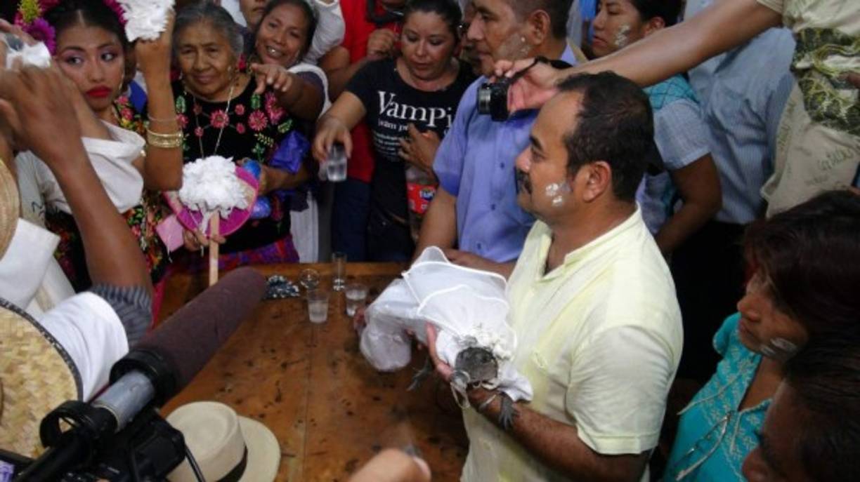 'El rey chontal aceptó las condiciones y la boda se llevó a cabo donde nace el río, donde está el ojo de agua que se llama Arcoíris. Fue una gran fiesta, con mucha comida, y tuvieron todos la libertad, pudieron platicar, y estas dos naciones decidieron pactar la paz. Y entonces privilegiaron la unidad, compartir sus conocimientos'.En la actualidad, el presidente municipal (alcalde) de San Pedro Huamelula hace las veces del príncipe chontal y se realiza la escenificación de la boda con un pequeño lagarto hembra vivo que representa a San Mateo del Mar, localidad habitada por los huaves. EFE