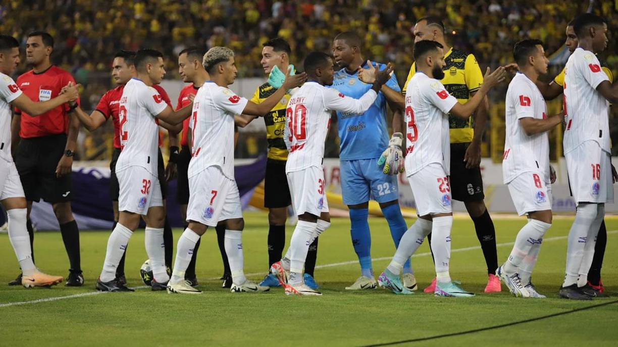 Los jugadores de Olimpia saludando a los del Real España antes del partido.