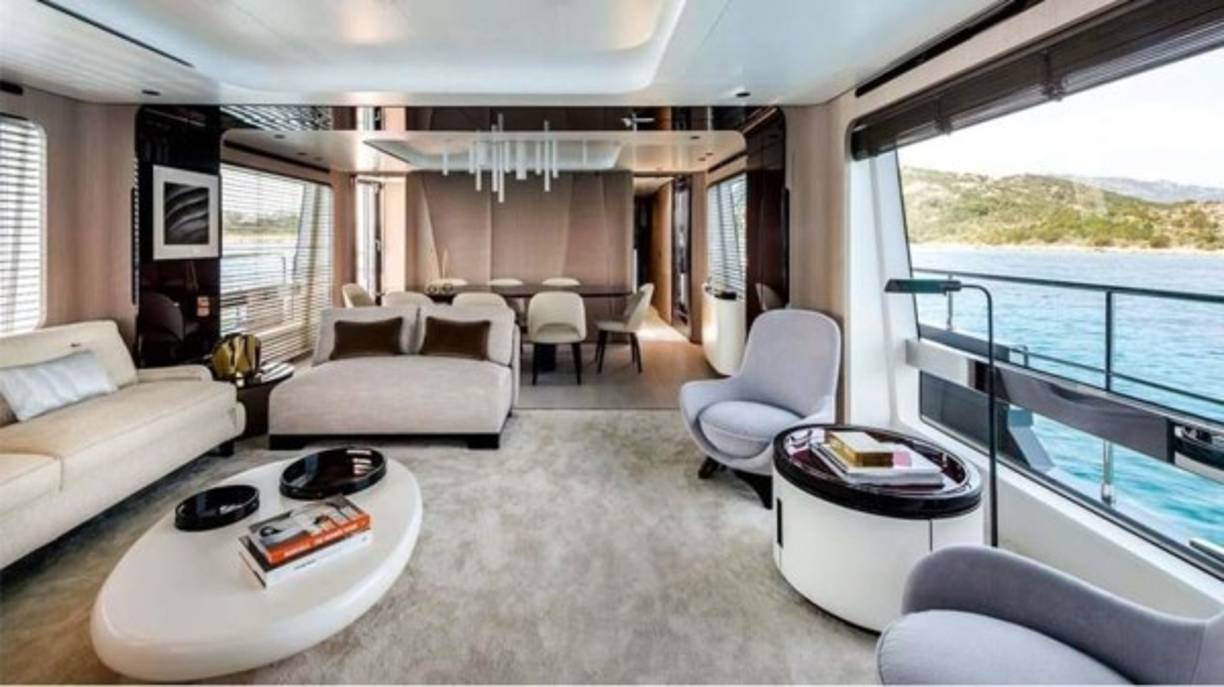 La embarcación tiene nombre y apellidos: Azimut Grande 27. El número corresponde a los metros de eslora del lujoso barco del que Cristiano y Georgina Rodríguez se enamoraron en Viareggio, en la región italiana de Toscana desde donde han iniciado sus jornadas en barco para disfrutar del mar cuando el luso tiene días libres con la Juventus.