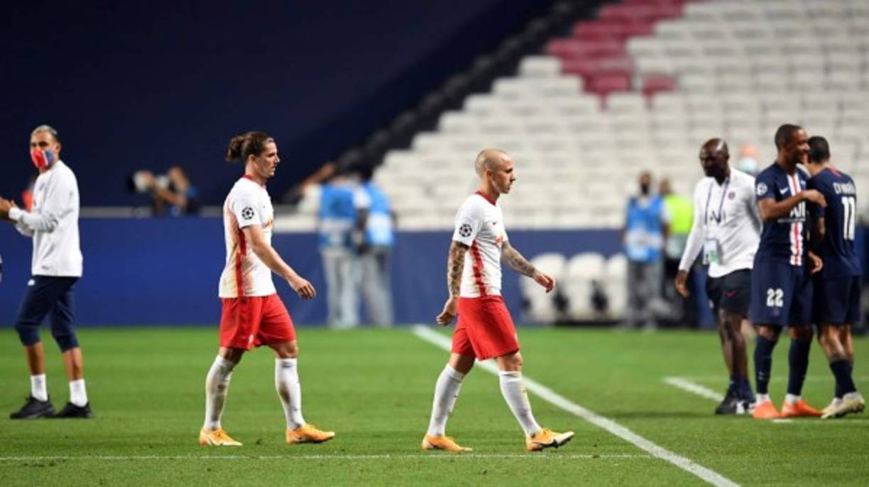 Marcel Sabitzer y Angeliño se retiran tristes al camerino tras ser eliminados.