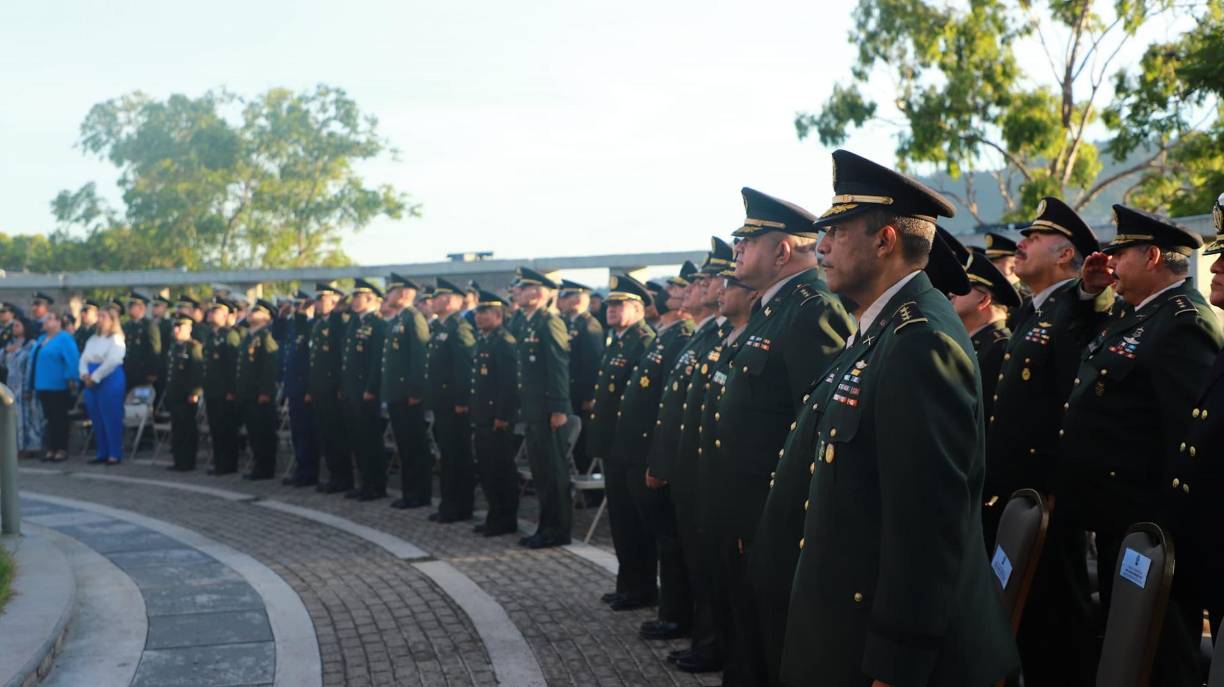 Sobre una reunión que trascendió con altos mandos del gobierno en las últimas horas, concluyó diciendo que “estamos en contacto cada día con el gobierno, vamos a seguir haciéndolo porque estamos trabajando muy de cerca, especialmente con las <b>Fuerzas Armadas</b>, ya que tienen un papel muy importante... Vamos a mantener nuestras actividades”.