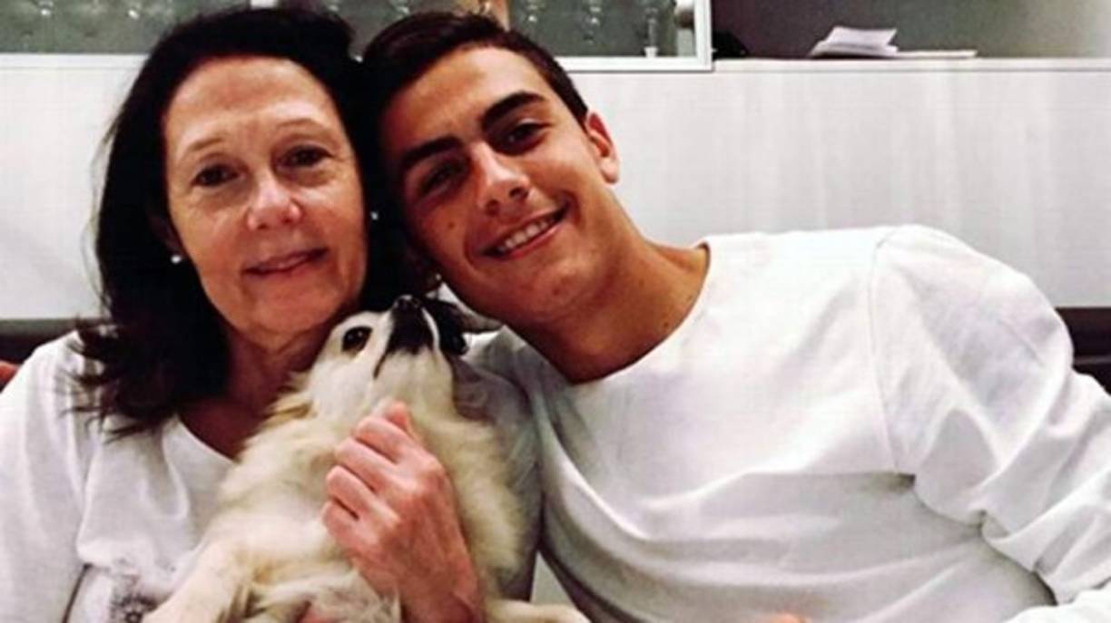 Paulo Dybala - E crack argentino nació el 15 de noviembre de 1993 en Laguna Larga, Argentina. Tiene una relación muy cercana con su familia, en especial con su madre Alicia Suárez de Dybala. 'En mi vida, mi familia es todo. Si no fuera por ellos, no estaría acá... Mi vieja, que la llevo a todos lados, y mis hermanos, que están siempre conmigo'.