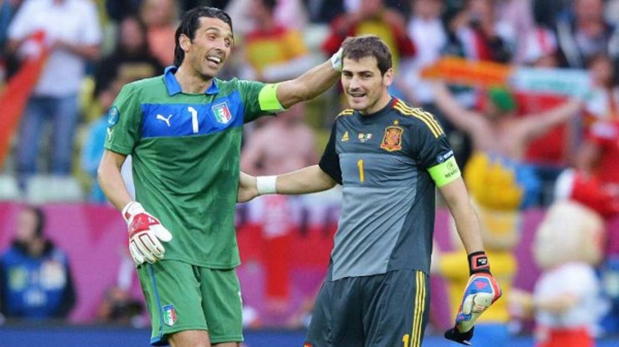 Muchas son las veces que Iker ha admitido ser fan incondicional de Buffon. Pero creemos que se le ha ido de las manos, porque también comentó que duerme todas las noches con unos pantalones del portero italiano.