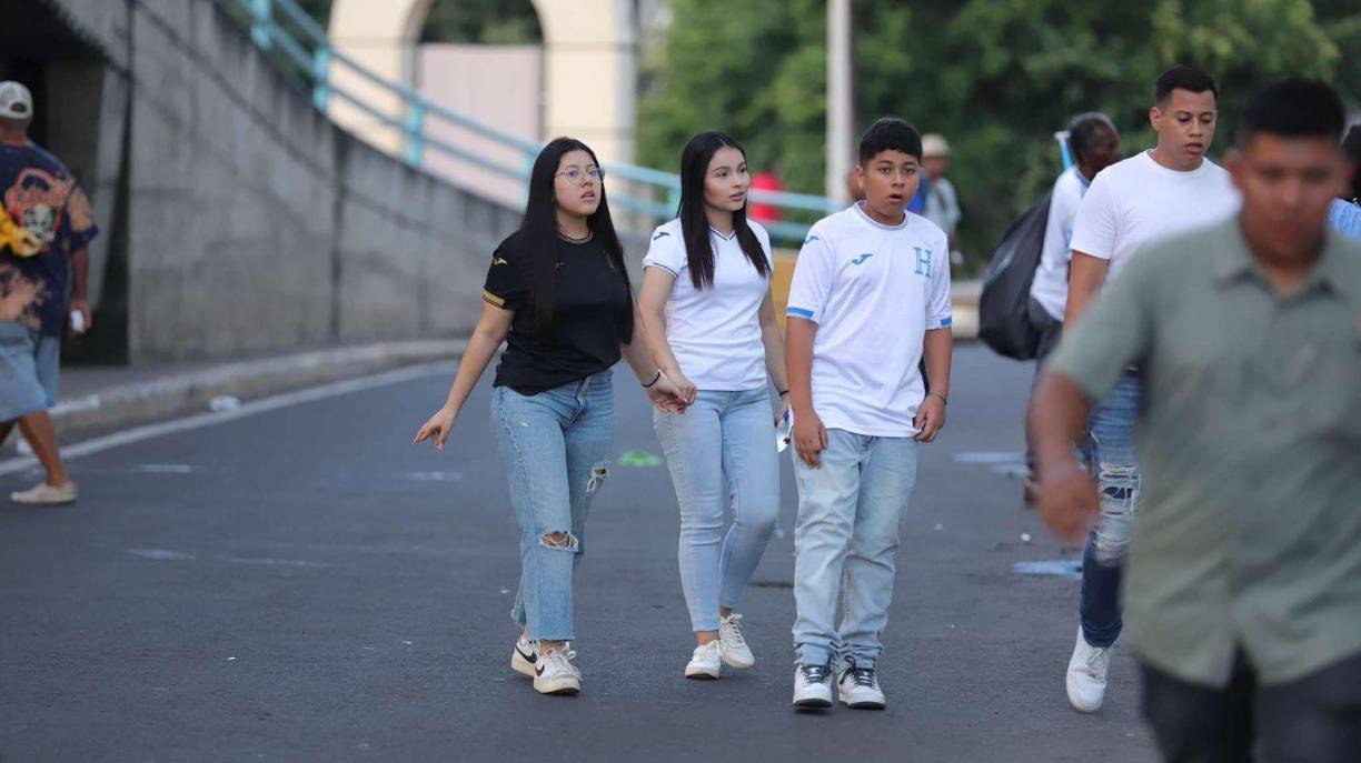  Las chicas y la afición catracha arribó a tempranas horas para disfrutar del duelo ante los caribeños.