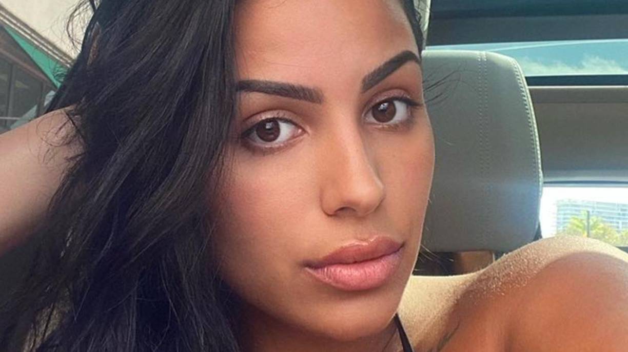 Profesional, influencer y muy parecida a Kim: Así es la nueva novia de Kanye West