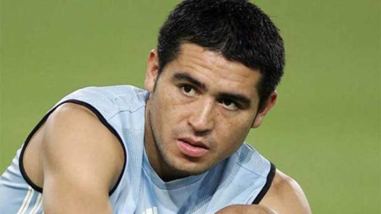 Juan Riquelme, el histórico jugador supo ser emblema de su Seleccionado nacional, pero dos veces renunció a participar en él. La primera fue tras el Mundial 2006 argumentando que su madre había sido internada varias veces por las críticas que recibía. Con el correr del tiempo regresó, pero una pelea con Maradona cuando éste era el entrenador lo hizo volver a cerrar las puertas.
