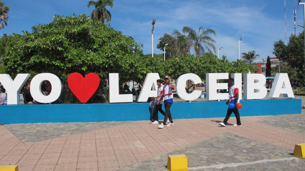El parque central de La Ceiba fue remodelado hace diez años y recién se colocó un parador fotográfico. 