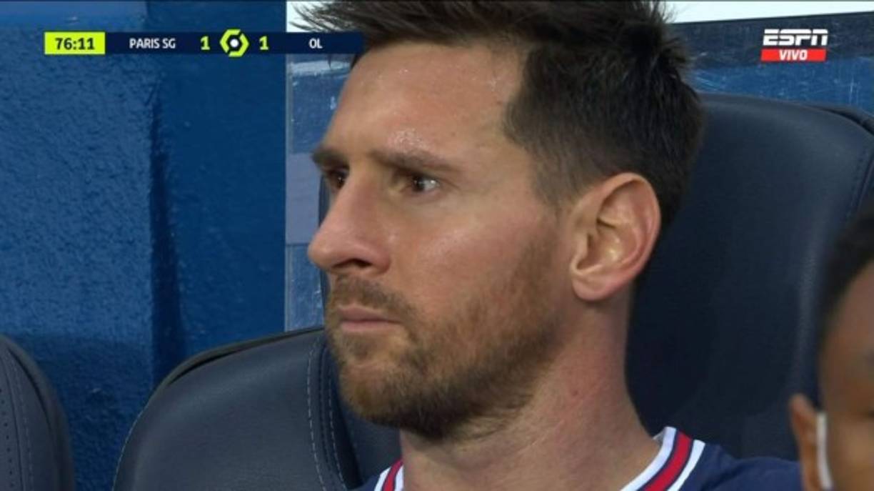 La cara de pocos amigos de Messi fue captada por las cámaras de televisión.