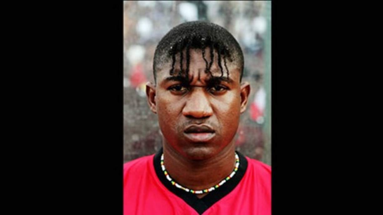 Manuel Cange. Juega para la selección de Angola y le dicen “loco”. Es un buen apodo para alguien con una pollinita tan ridícula al estilo Ronaldo (El Gordo).