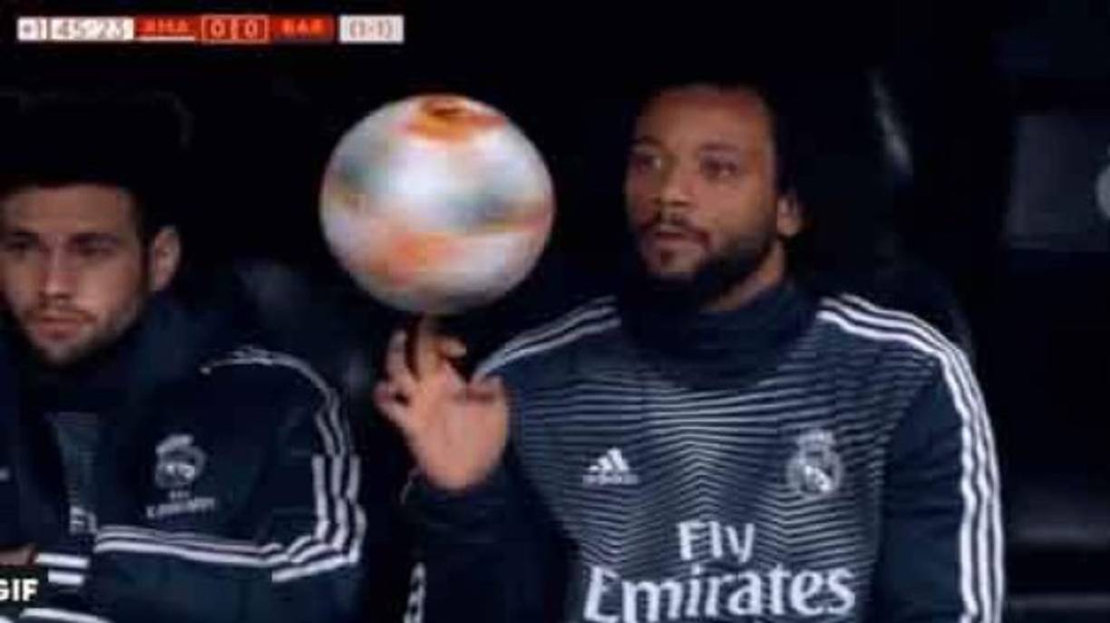 Marcelo ha sido relegado al banquillo y así fue captado sobre el final del primer tiempo. El brasileño tiene las horas contadas en el Real Madrid. Tanto es así, que este martes en la portada de Tuttosport aparece una imagen del brasileño con el titular: “Marcelo es de la Juve”.